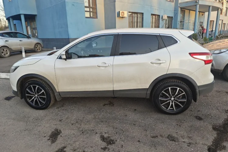 Белый Nissan Qashqai J11 2016 года с полным приводом сбоку