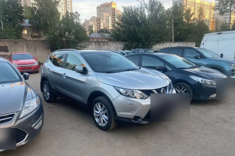 Серебристый Nissan Qashqai J11 2014 года с полным приводом на стоянке