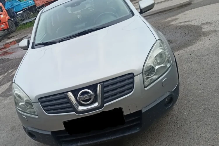 Серебристый Nissan Qashqai J10 2007 года с полным приводом спереди