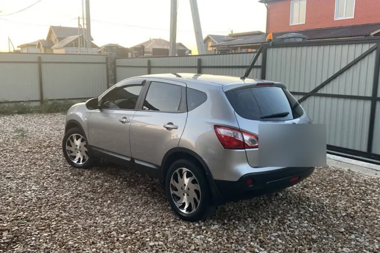 Серебристый Nissan Qashqai J10 2010 года с полным приводом сзади