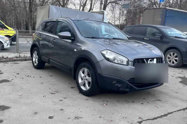Серый Nissan Qashqai J10 2011 года с полным приводом и автоматом