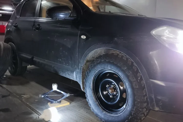 Nissan Qashqai J10 на штампованных дисках R16 с шинами Maxxis 225/75