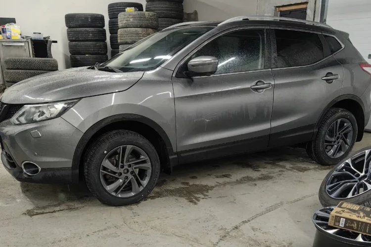 Серый Nissan Qashqai J11 на крашеных дисках R17 с шинами Triangle 225/55