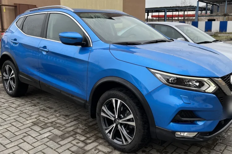 Синий Nissan Qashqai J11 после рестайлинга на штатных дисках R18 с шинами Bridgestone