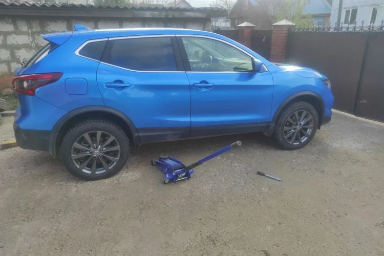 Синий Nissan Qashqai J11 после рестайлинга на дисках R18 с шинами Viatti