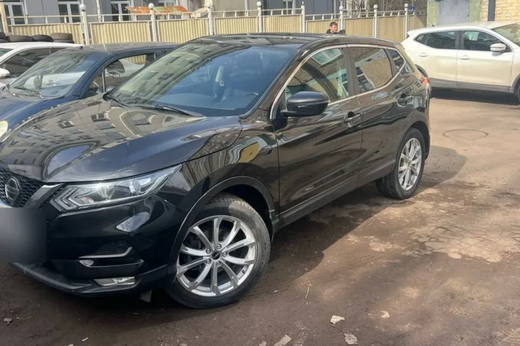 Чёрный Nissan Qashqai J11 после рестайлинга на дисках R19 с шинами 225/55