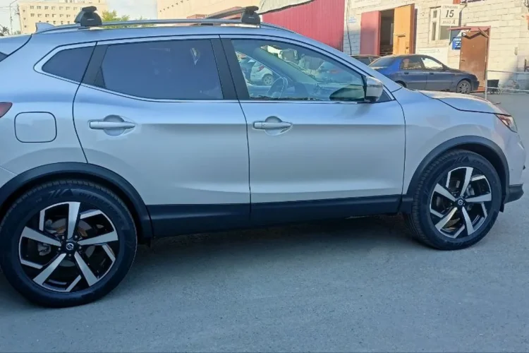 Серебристый Nissan Qashqai J11 после рестайлинга на дисках R19 с шинами 235/55