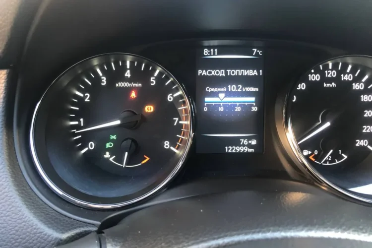 Оранжевый индикатор тормозной системы на приборке Nissan Qashqai J11