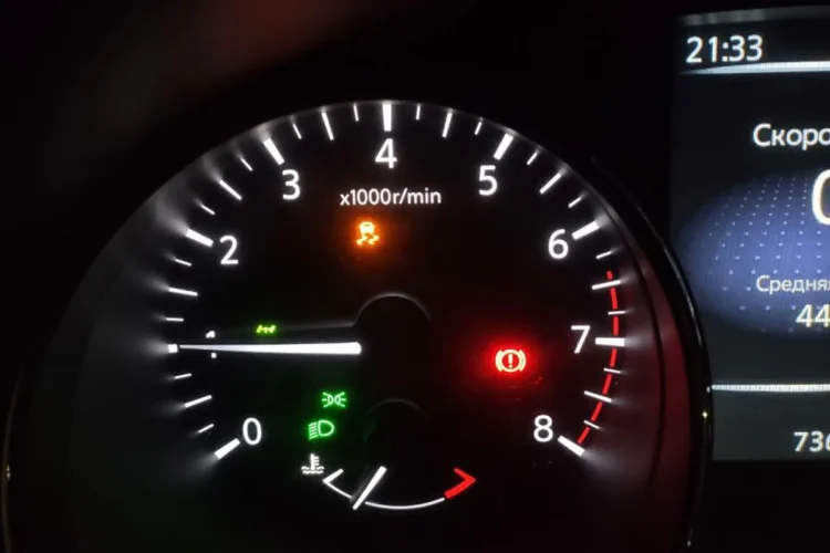 Красная лампа тормозной системы и значок стабилизации на приборке Nissan Qashqai J11