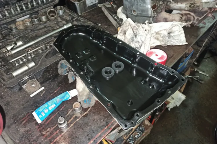 Отмытый поддон вариатора Nissan Qashqai с двумя магнитами на верстаке