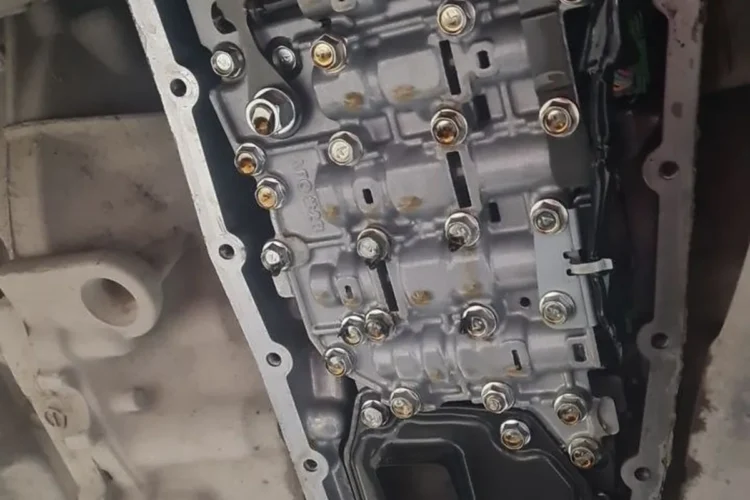 Гидроблок вариатора Nissan Qashqai под снятым поддоном снизу машины