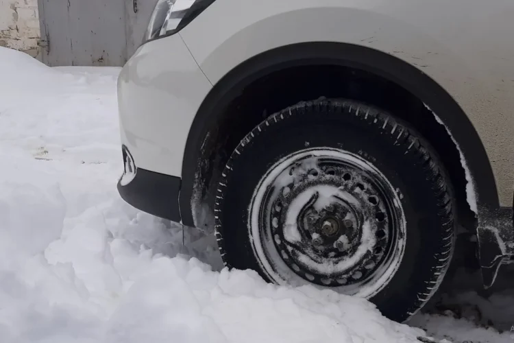 Nissan Qashqai J11 на штампованных дисках R16 с зимней резиной в снегу