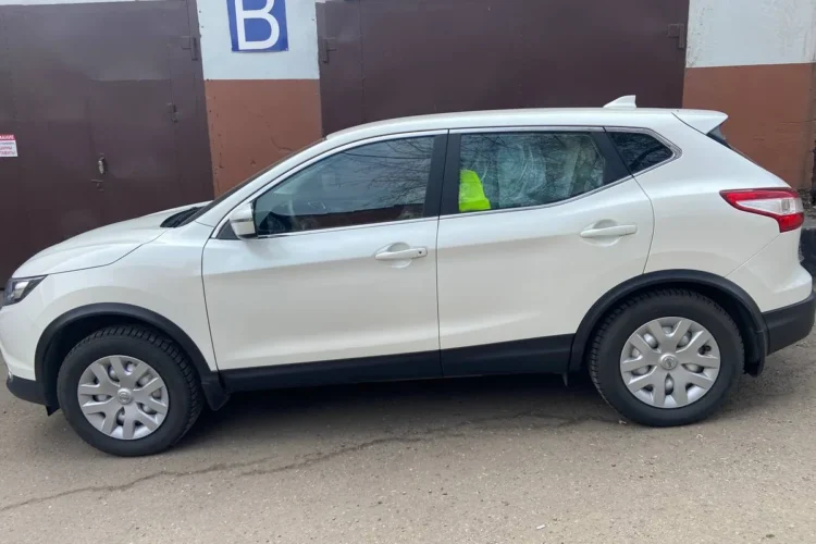 Белый Nissan Qashqai J11 на штампованных дисках R16 с колпаками