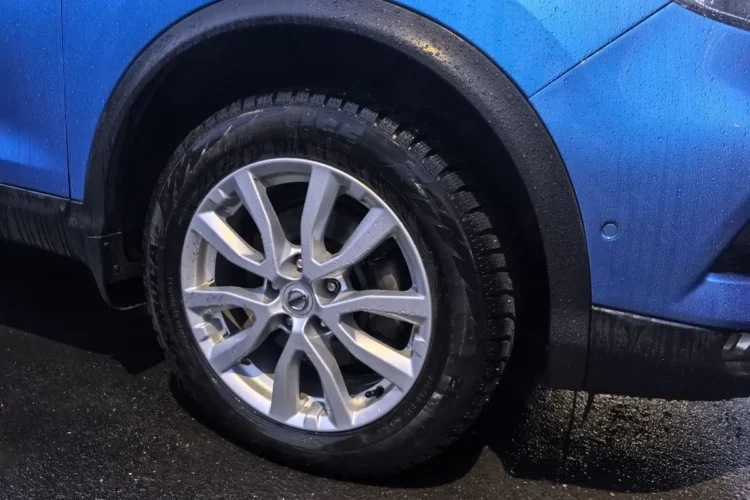 Синий Nissan Qashqai J11 на дисках X-Trail R17 с зимней резиной