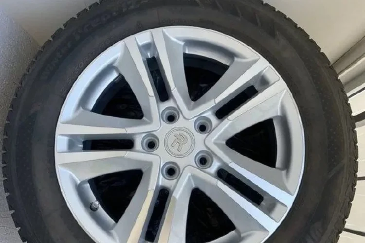 Колесо с зимней шиной Hankook 215/60 R17 на литом диске