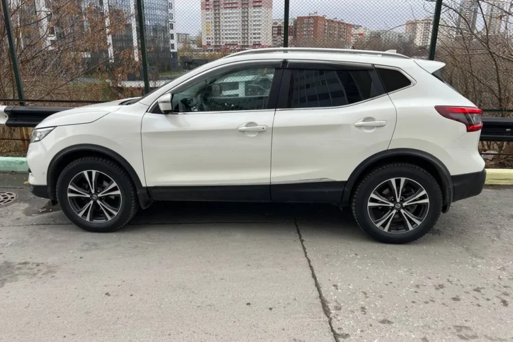 Белый Nissan Qashqai J11 после рестайлинга на дисках R18 с зимней резиной 225/60