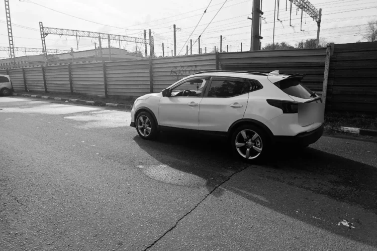 Белый Nissan Qashqai J11 на зимних колёсах R18 с вылетом ET30