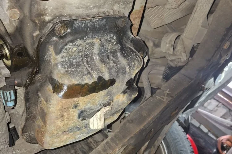 Поддон двигателя и подрамник Nissan Qashqai снизу без защиты картера