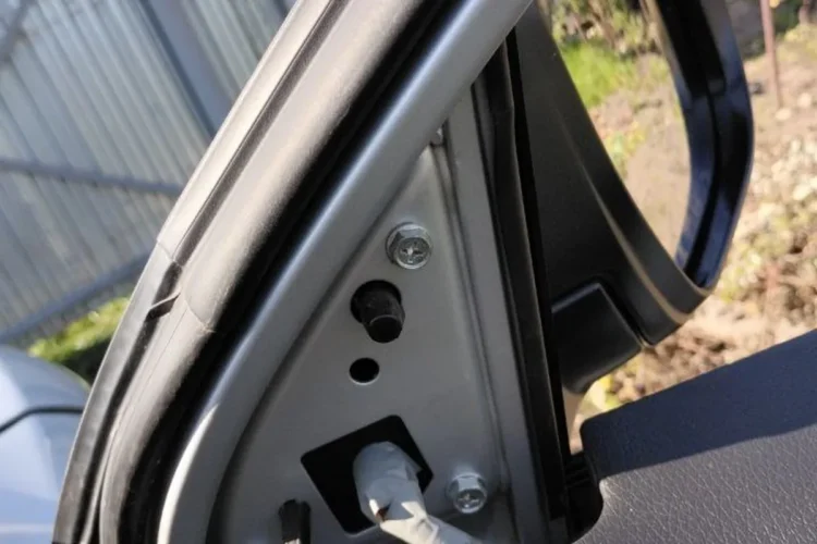 Место крепления бокового зеркала Nissan Qashqai J11 со снятой накладкой