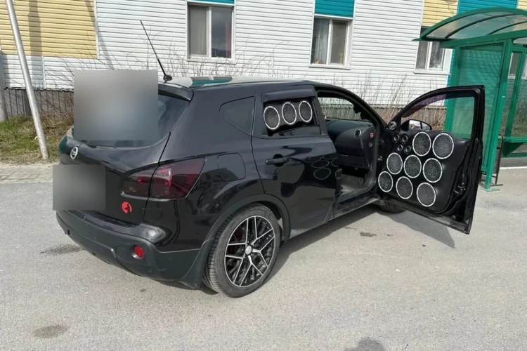 Чёрный Nissan Qashqai J10 с динамиками в дверях и салоне