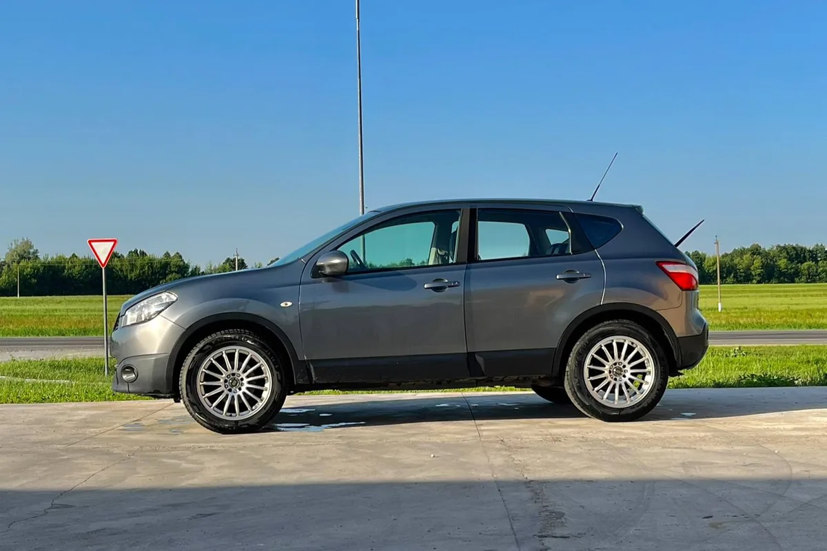 Nissan Qashqai J10 с дизелем 1.5 dCi, вид сбоку