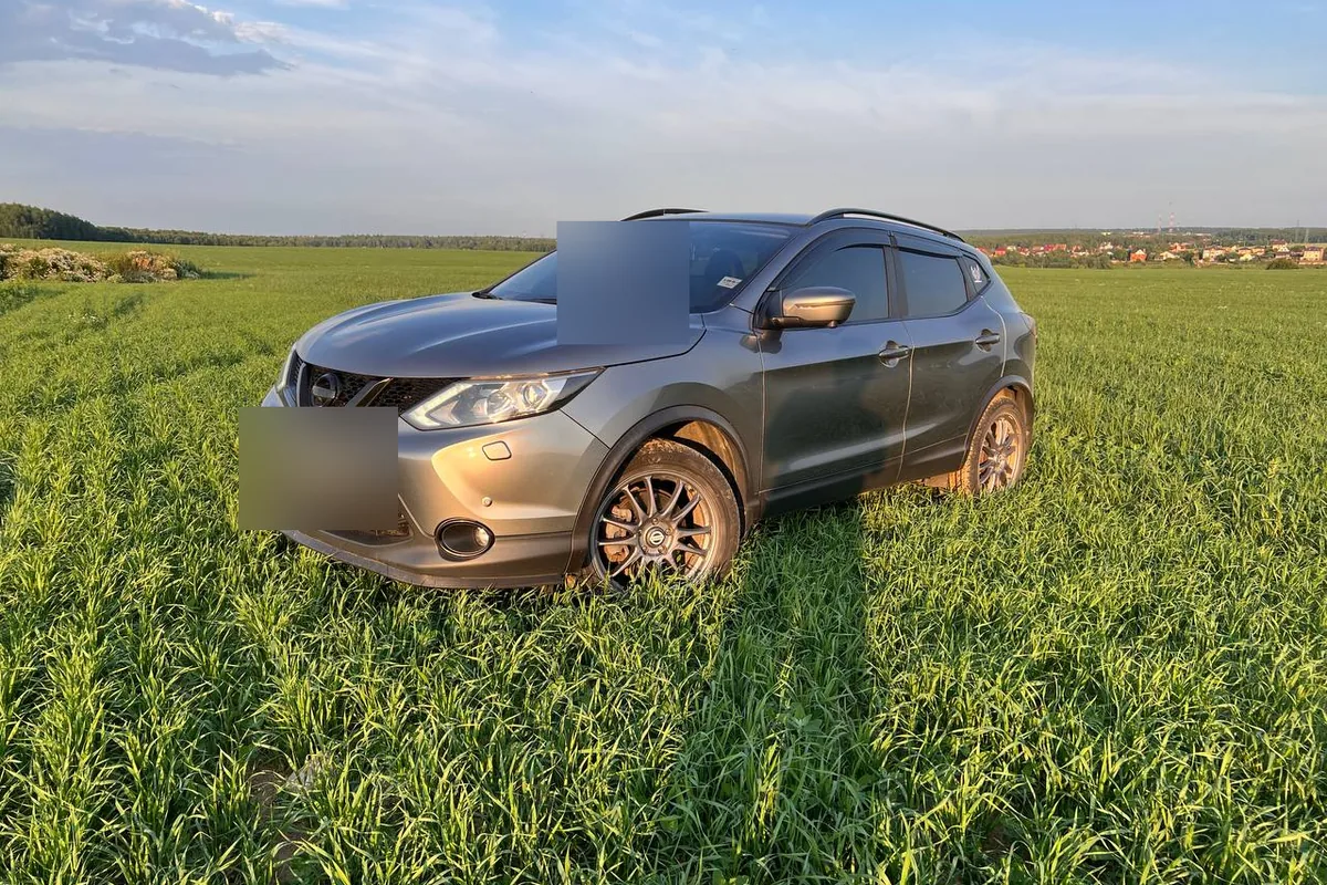 Nissan Qashqai J11 до рестайлинга в поле, вид три четверти спереди