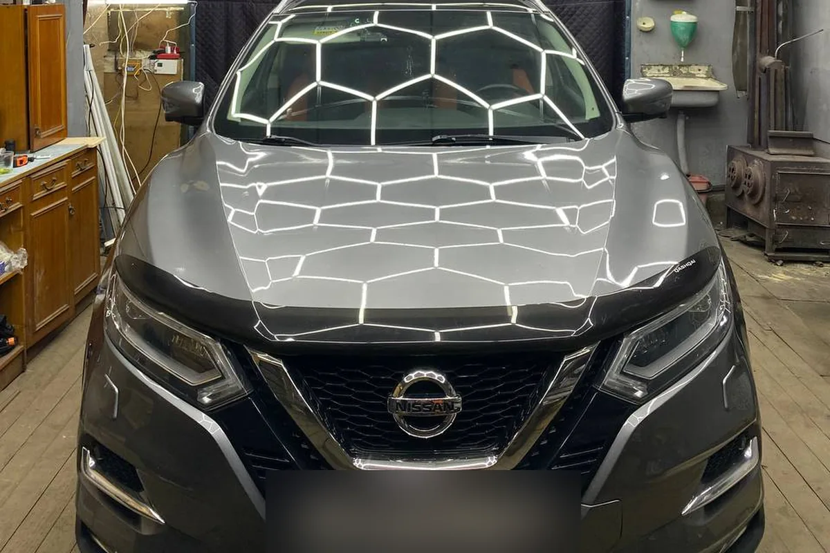 Nissan Qashqai J11 после рестайлинга спереди в гараже