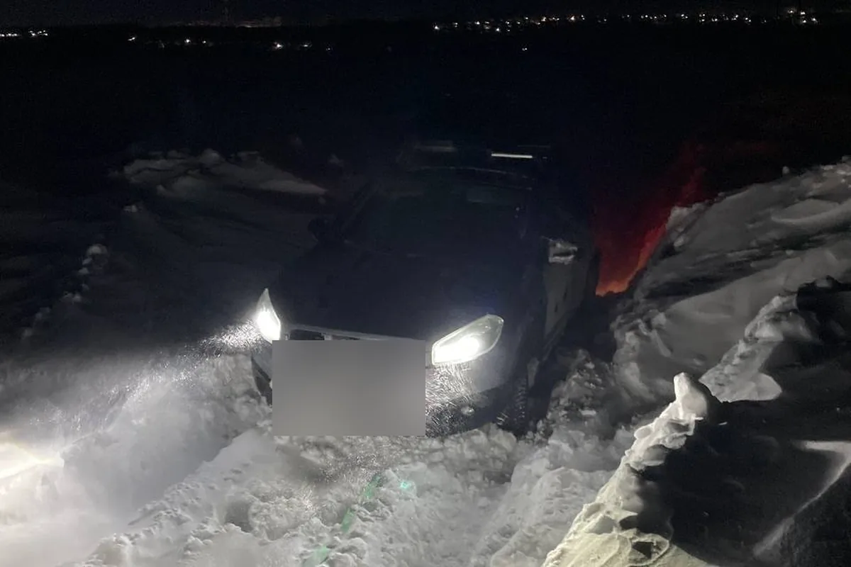 Nissan Qashqai J10 застрял в снегу, вытаскивают на стропе