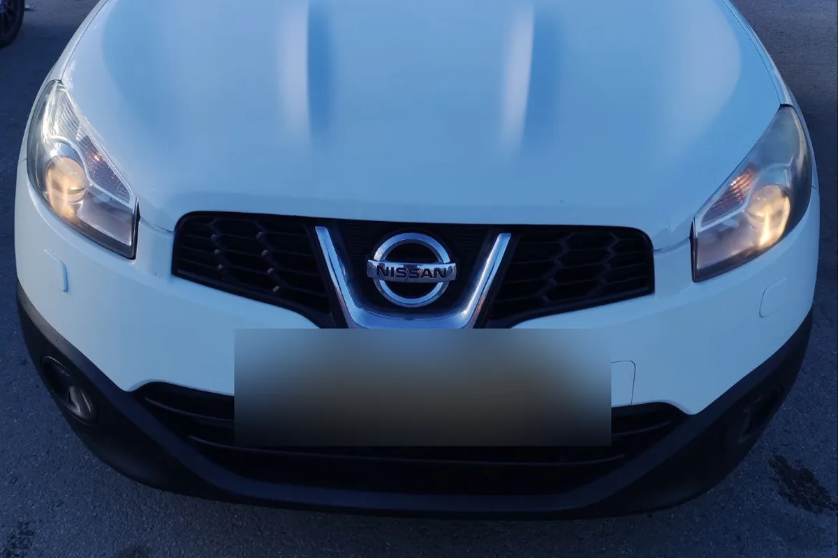 Белый Nissan Qashqai J10 после рестайлинга 2011 года спереди