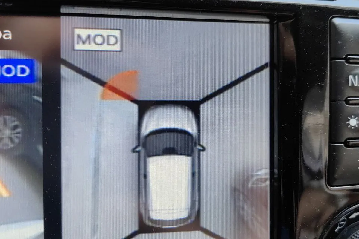 Экран кругового обзора Nissan Qashqai J11 с сигналом левого датчика