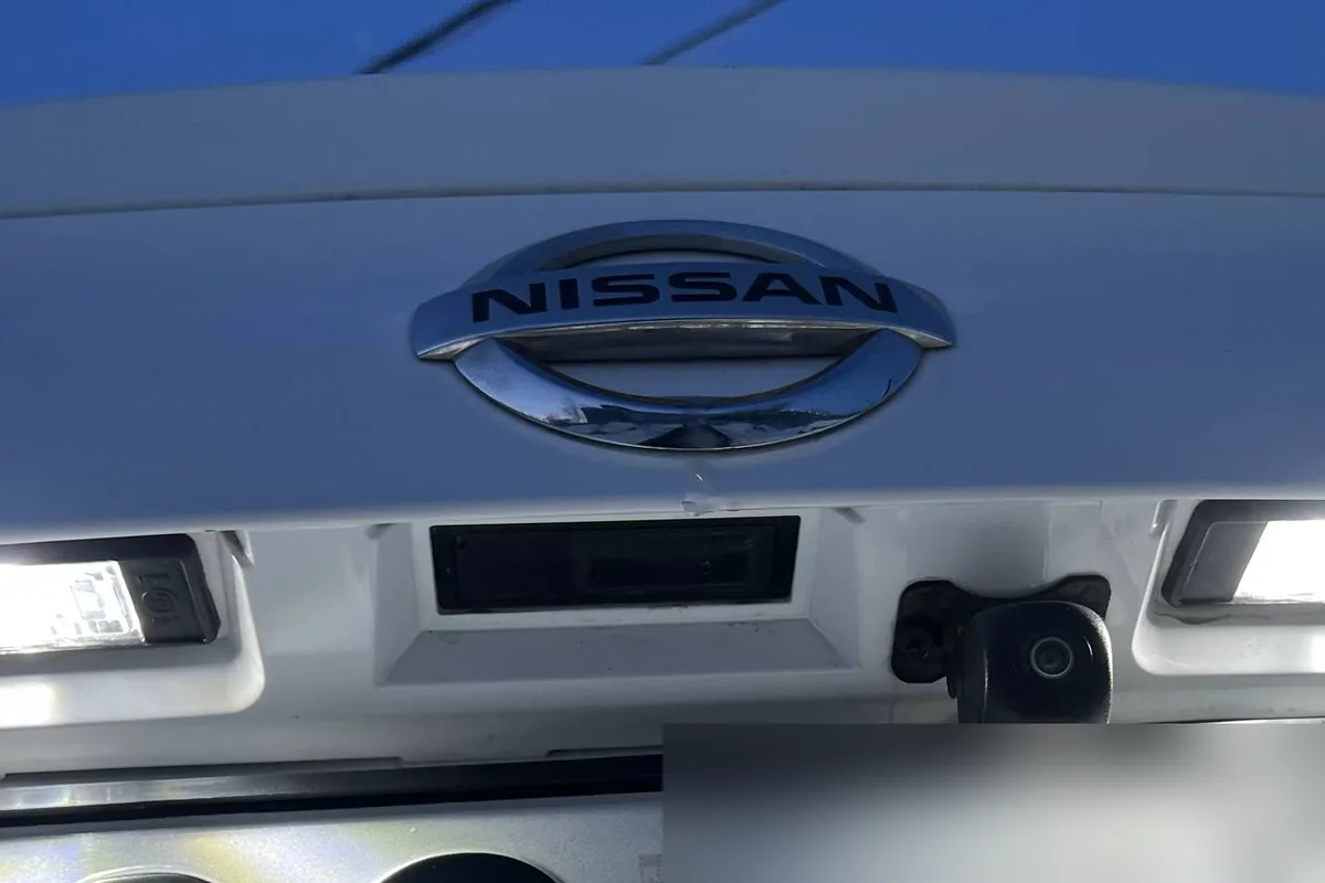 Нештатная камера заднего вида над номером Nissan Qashqai