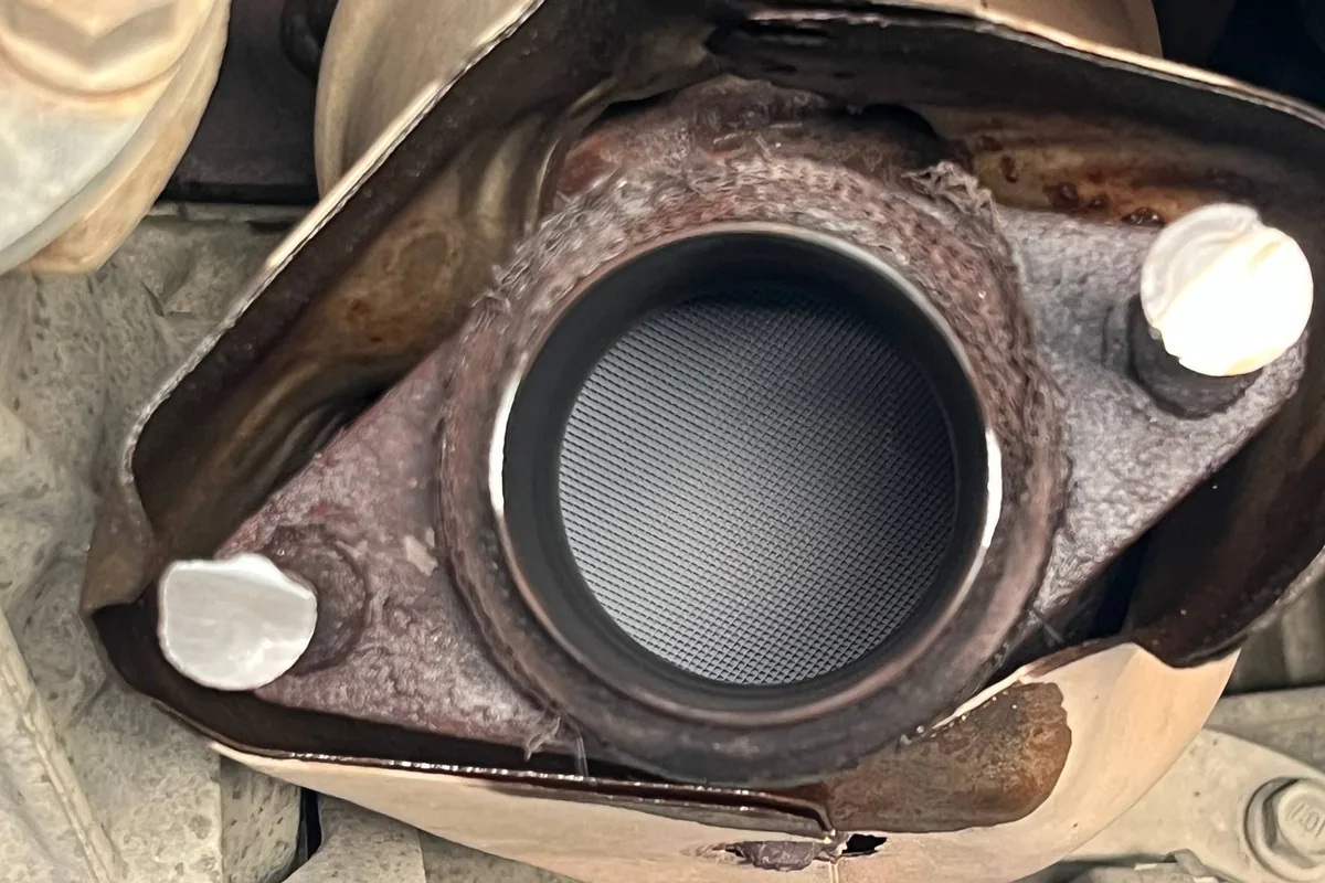 Верхний катализатор Nissan Qashqai со снятой приёмной трубой