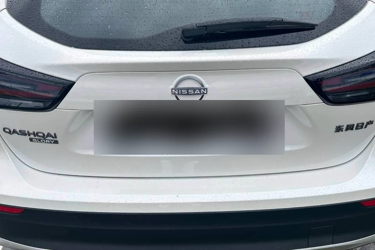 Корма китайского Nissan Qashqai Glory с шильдиками Dongfeng Nissan