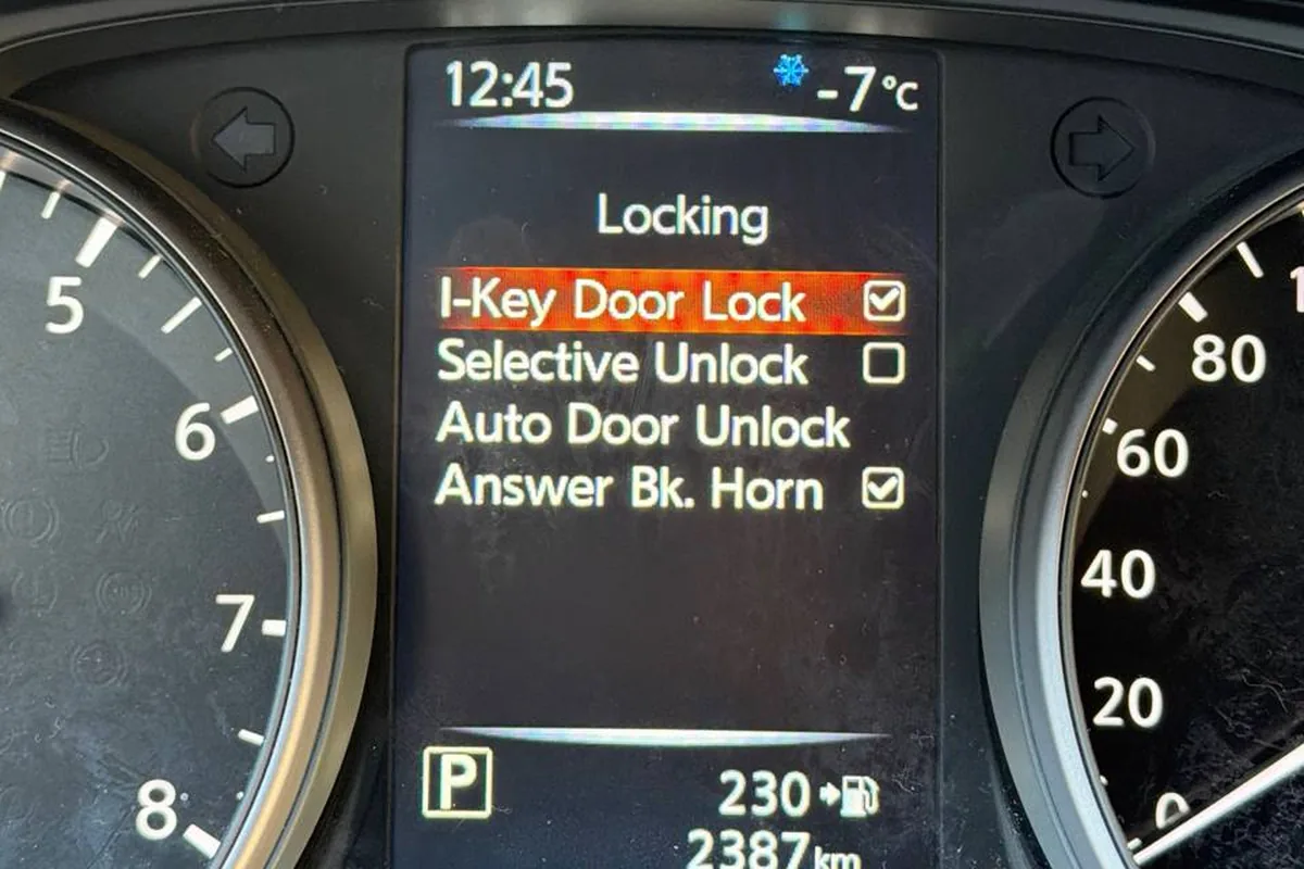 Меню Locking на английском в приборной панели Nissan Qashqai из Китая