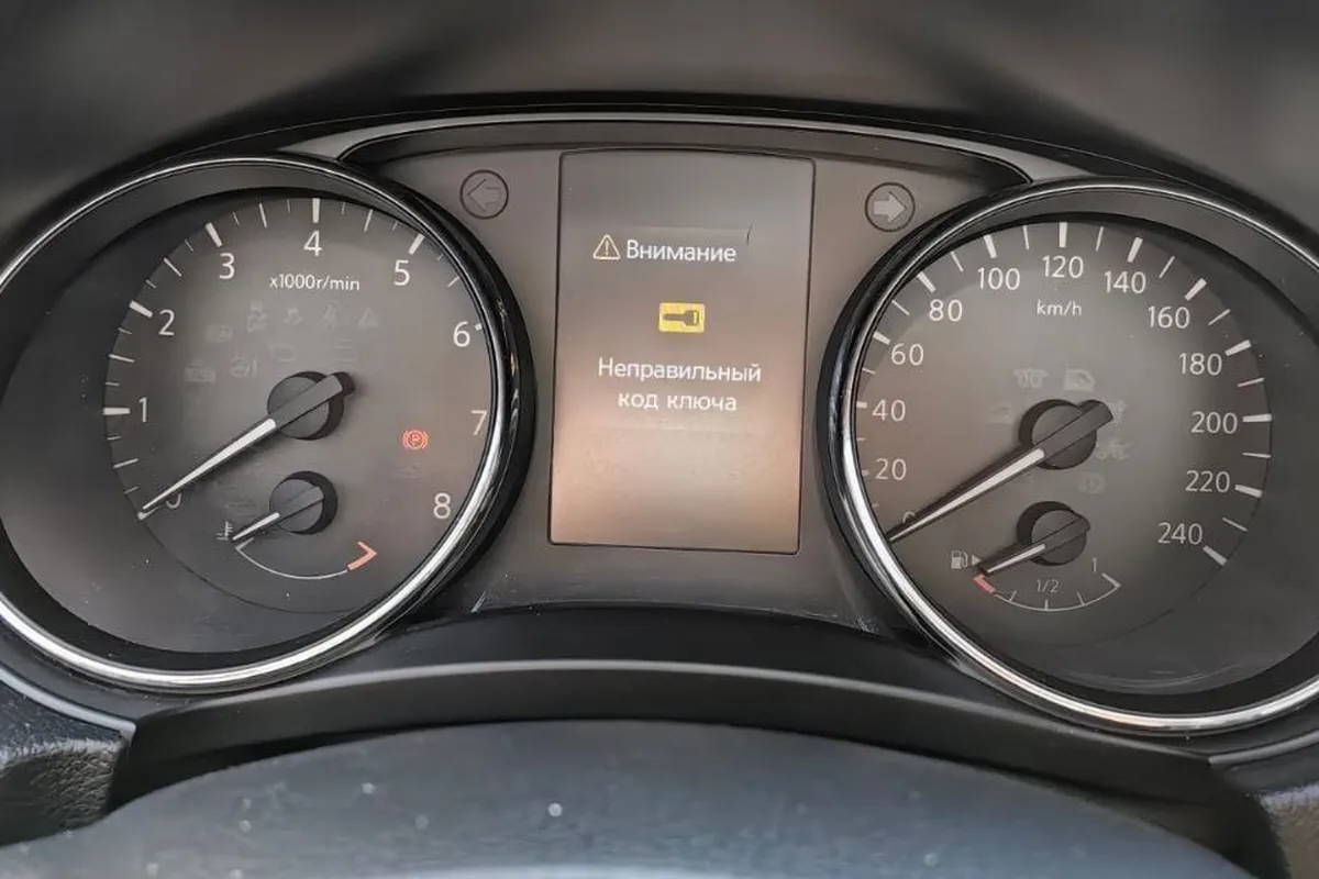 Сообщение «Неправильный код ключа» на приборной панели Nissan Qashqai J11