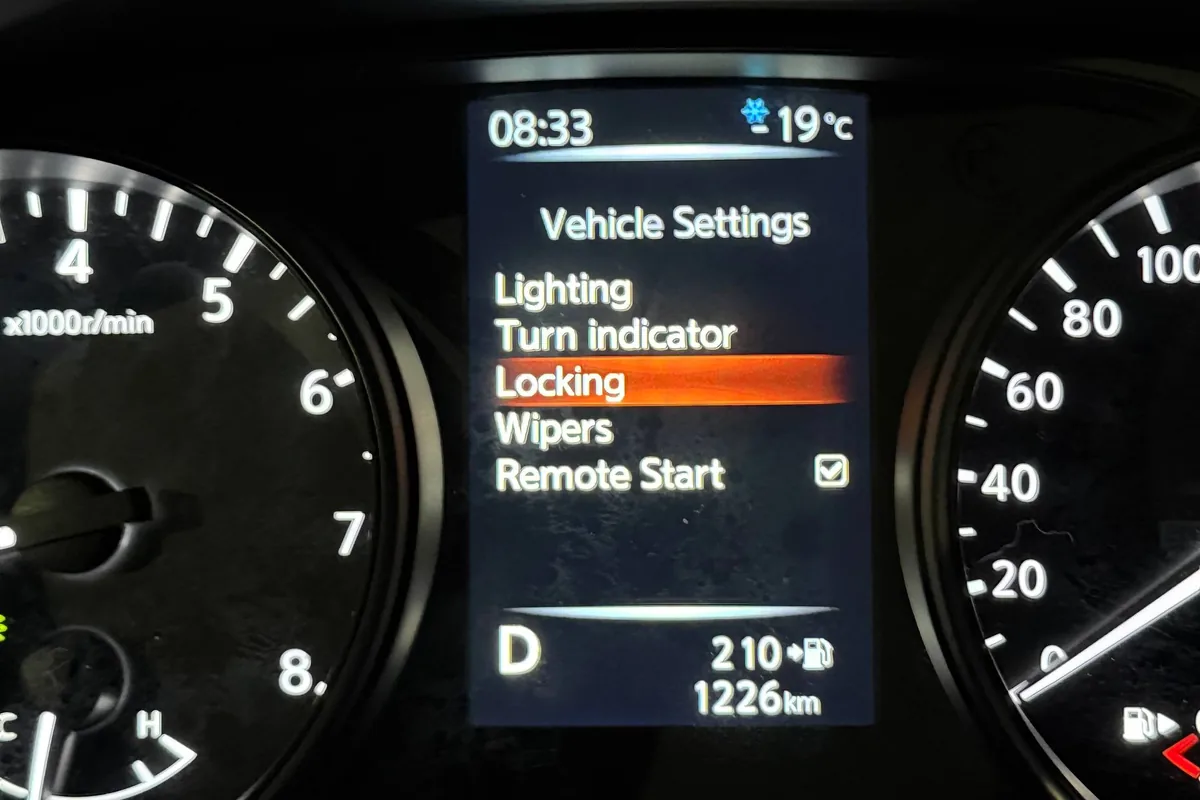 Меню Vehicle Settings с пунктами Locking и Remote Start на приборке Nissan Qashqai