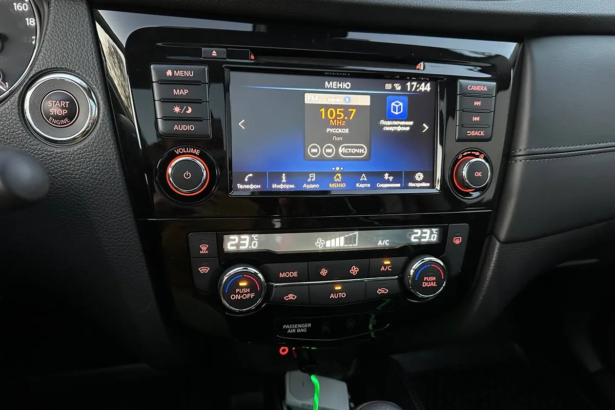 Штатная навигация Nissan Connect с кнопкой CAMERA в Nissan Qashqai J11 LE Top