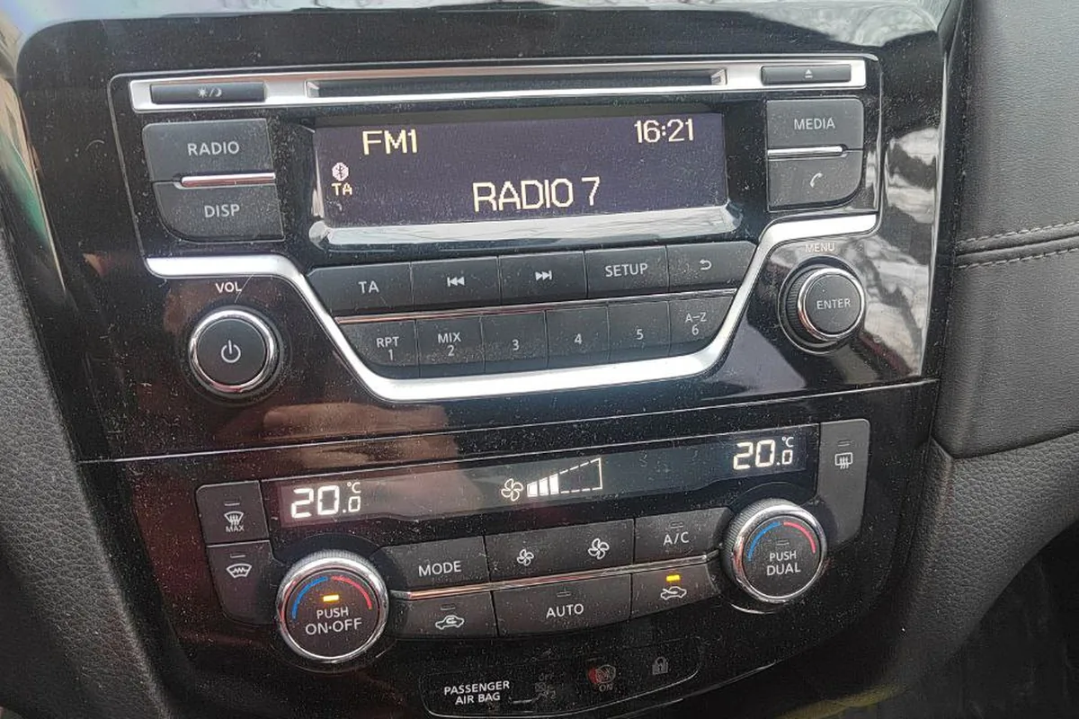 Простая магнитола с кнопками RADIO и CD в Nissan Qashqai J11 SE