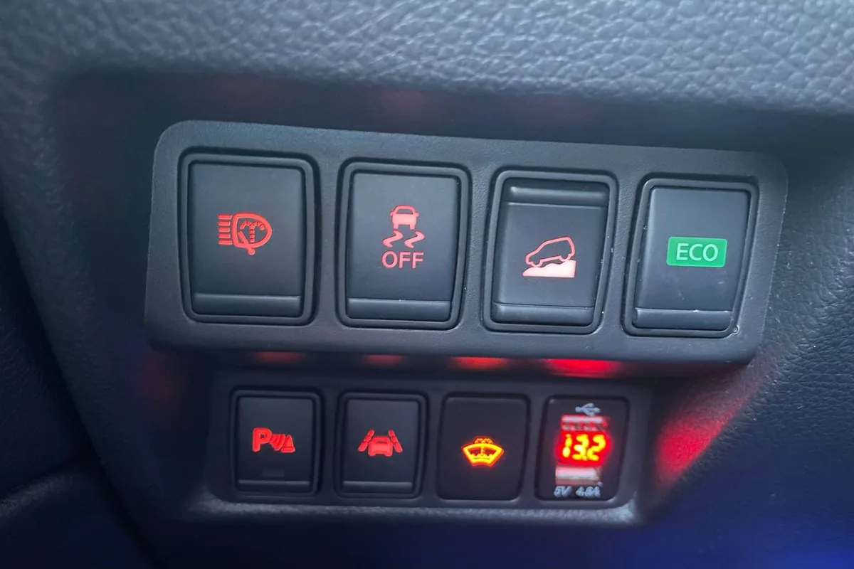 Блок кнопок у руля Nissan Qashqai J11: ECO, спуск с горы, парктроник