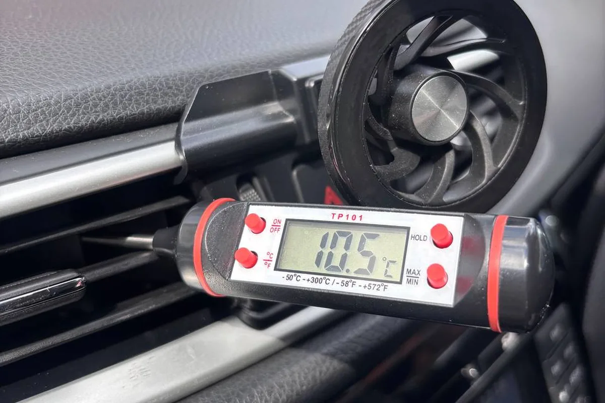 Термометр в дефлекторе Nissan Qashqai J11 показывает 10,5 °C