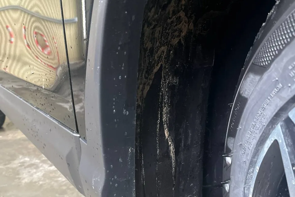 Грязь на двери и пороге Nissan Qashqai без передних брызговиков