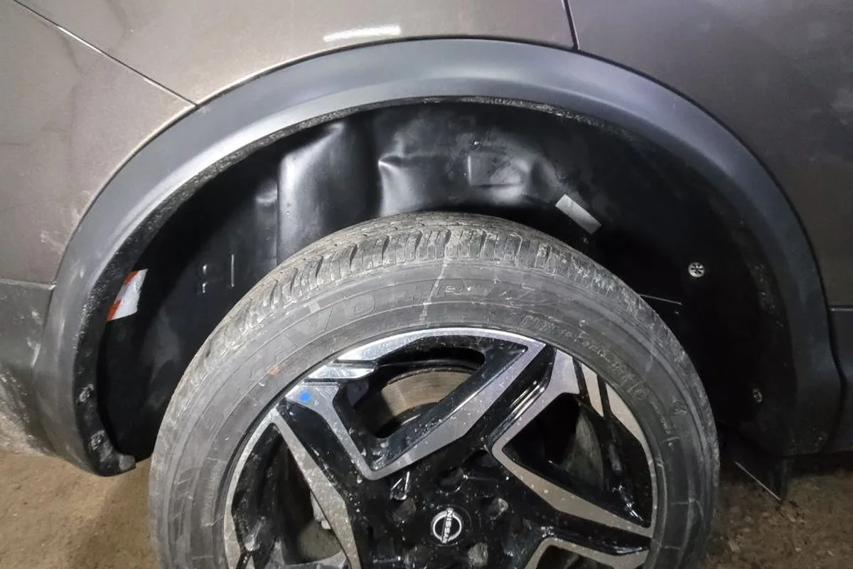 Задний пластиковый подкрылок в арке китайского Nissan Qashqai