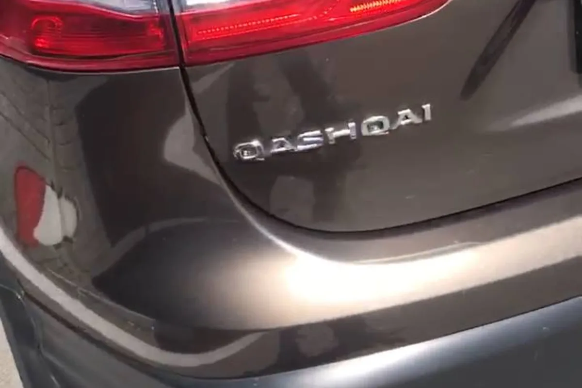 Серо-коричневый кузов Nissan Qashqai J11 английской сборки 2014 года у фонаря