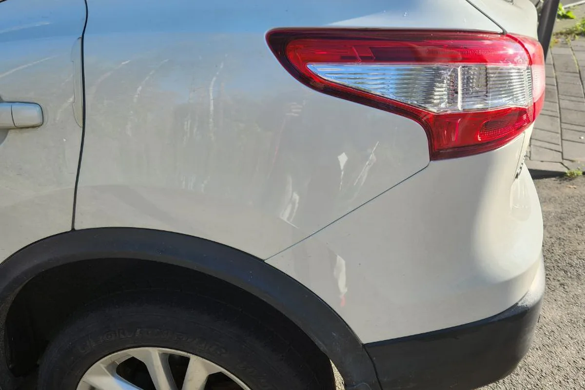 Облупившаяся краска на стыке заднего бампера и крыла Nissan Qashqai J11