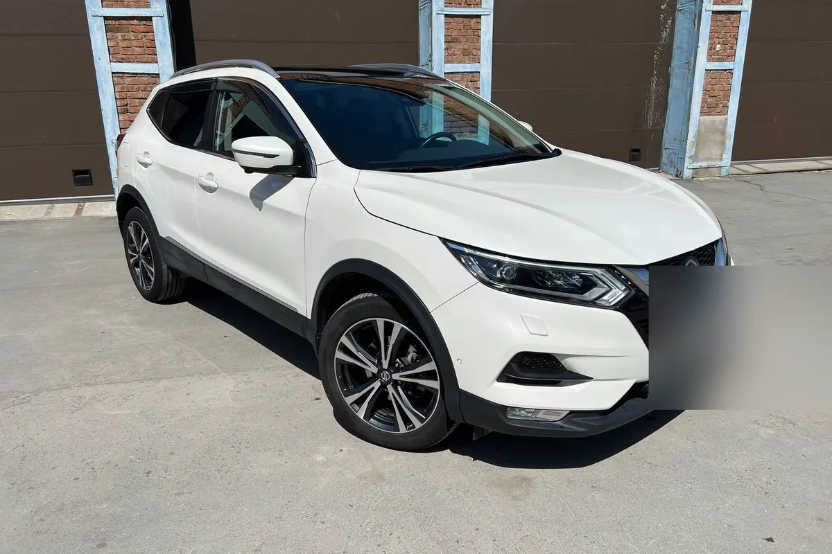 Белый Nissan Qashqai J11 после рестайлинга в перламутре
