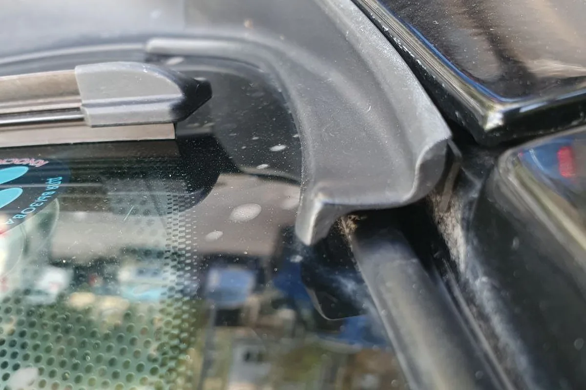 Уголок молдинга лобового стекла у стойки Nissan Qashqai J11