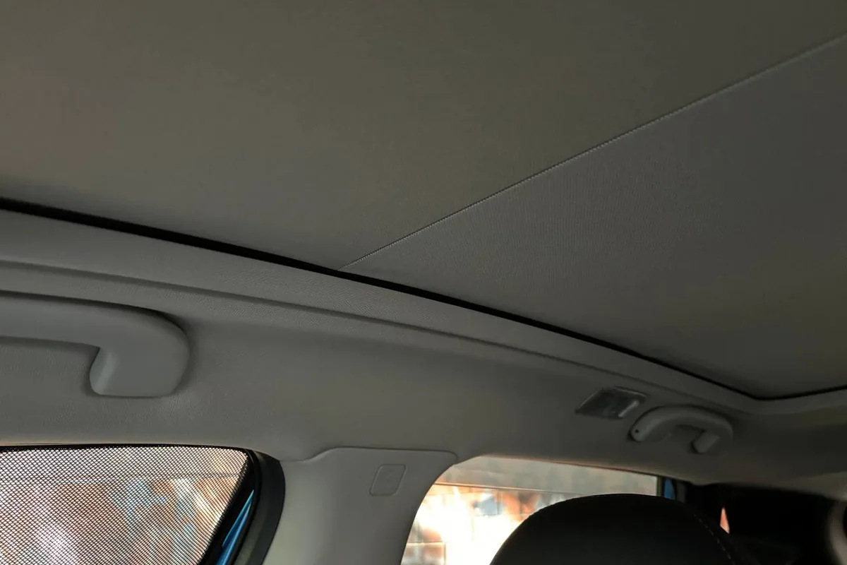 Шторка панорамной крыши Nissan Qashqai J11 в закрытом положении