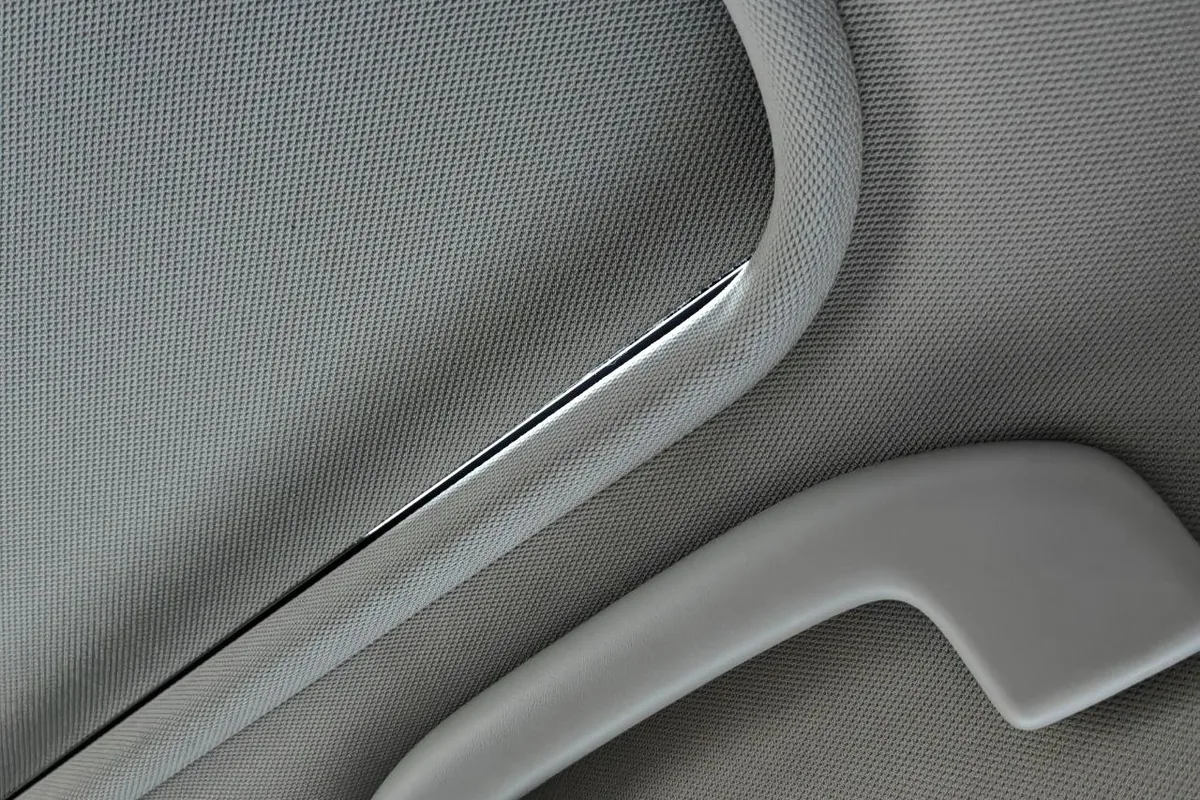 Щель между шторкой и обшивкой панорамы Nissan Qashqai J11