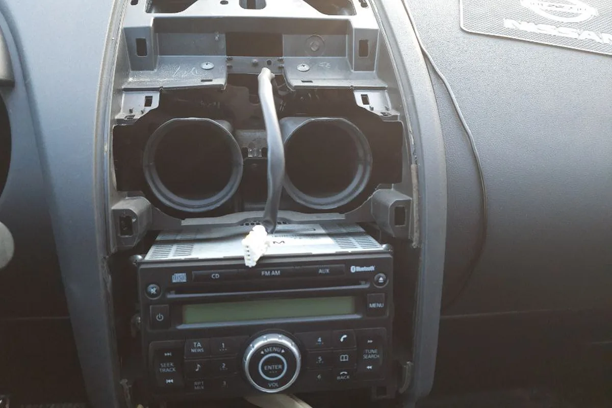 Панель Nissan Qashqai J10 со снятой штатной рамкой магнитолы