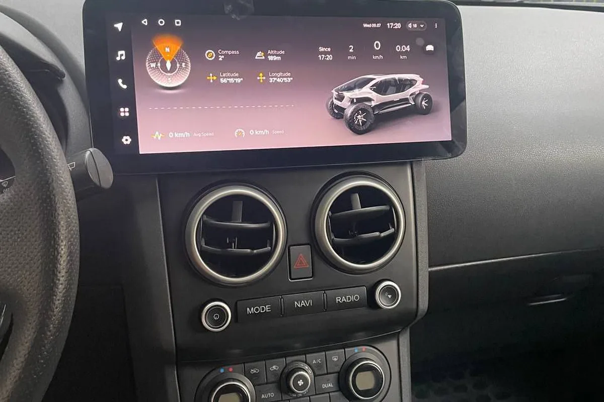 Широкий горизонтальный экран на верхней панели Nissan Qashqai J10